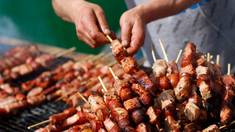 Anticuchos a la parrilla